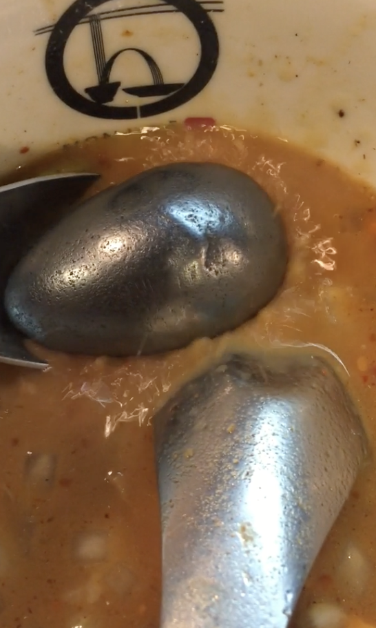 К блюдам подают горячее металическое яйцо, которое подогревает блюдо, если оно остыло