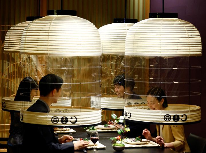 Во время пандемии в некоторых ресторанах использовали специальные защитные купола