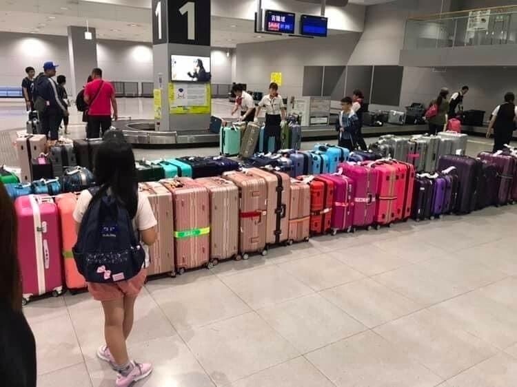 В аэропортах багаж сортируют по цветам, чтобы было проще найти свой
