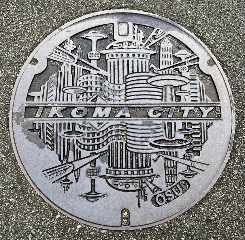 Декорированный канализационный люк в префектуре Японии
