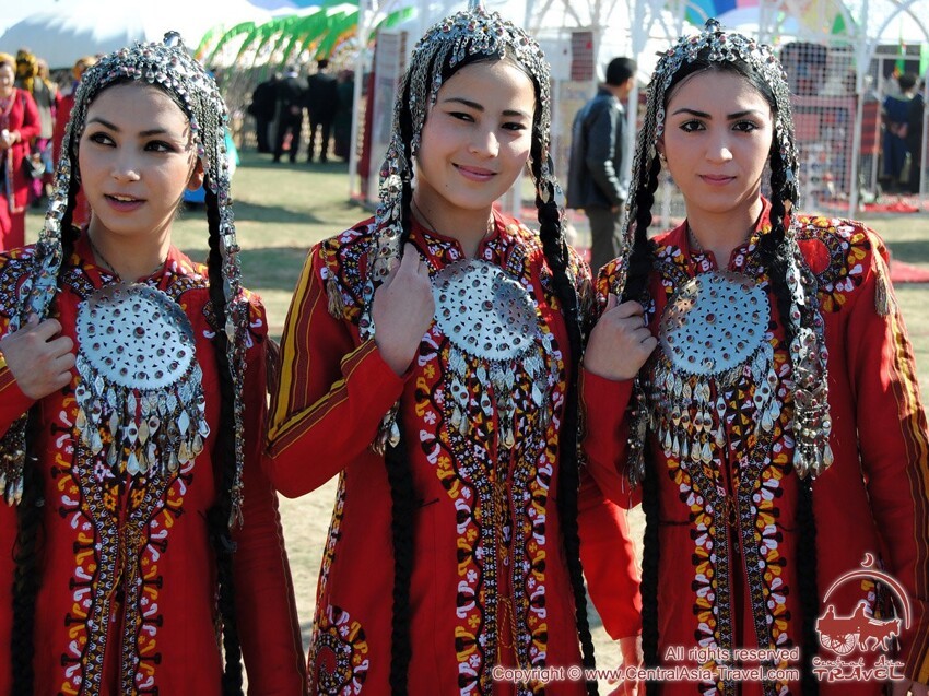 Тоталитаризм с ненакрашенным лицом: женщин Туркменистана будут штрафовать за ботокс, накладные ногти и тату