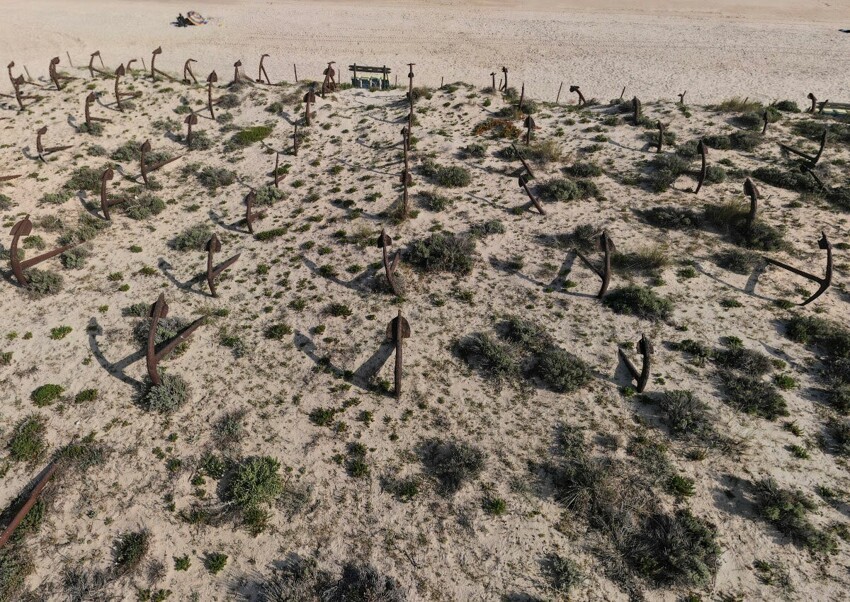 Откуда на португальском пляже взялось настоящее "кладбище якорей"