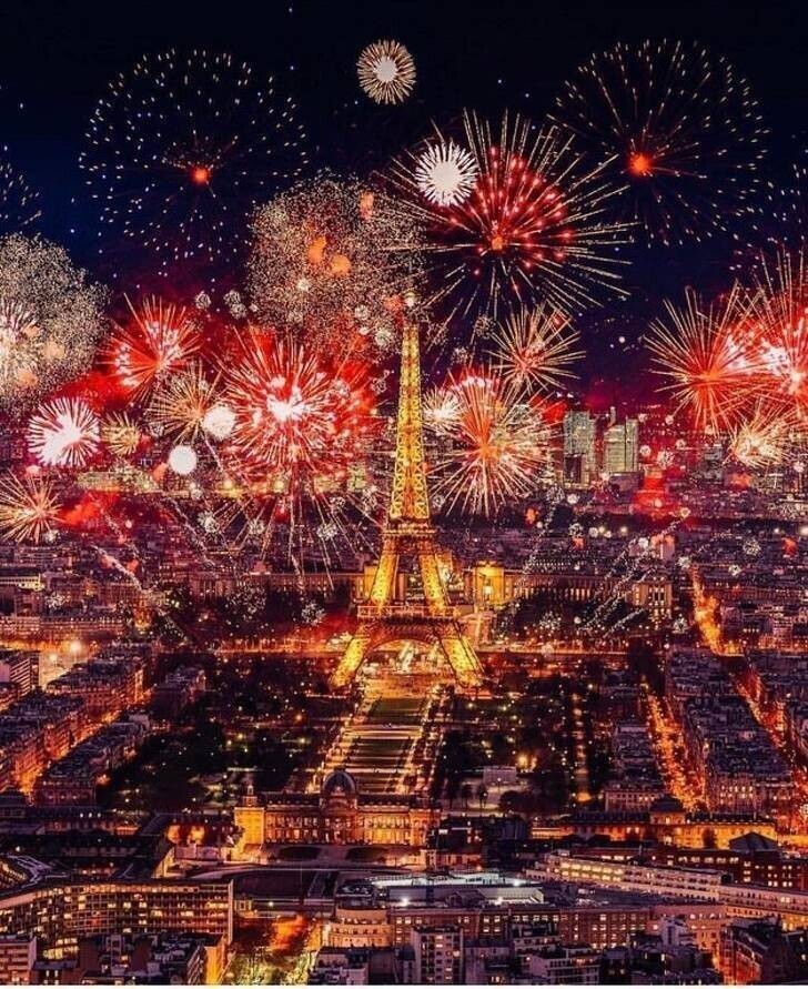 5. Фейк: "Новый год в Париже"