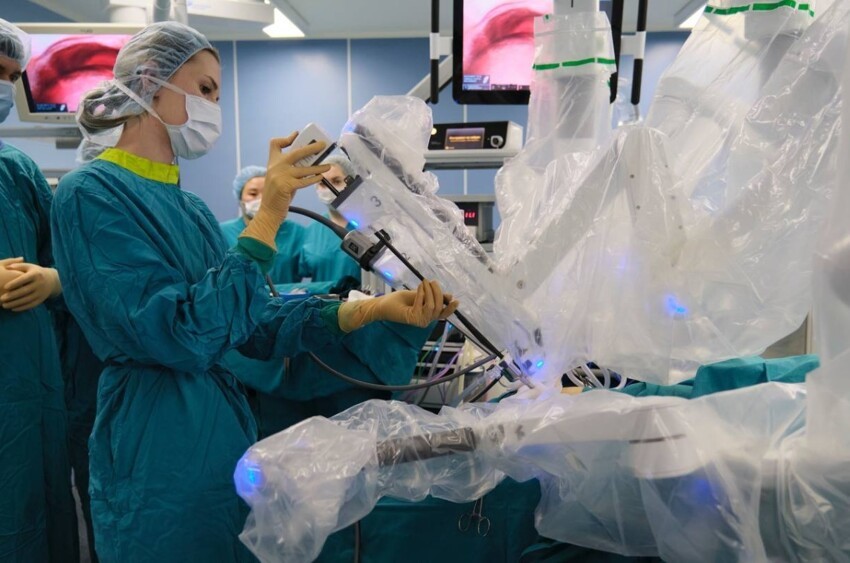 В Боткинской больнице начали проводить операции с помощью робота-хирурга