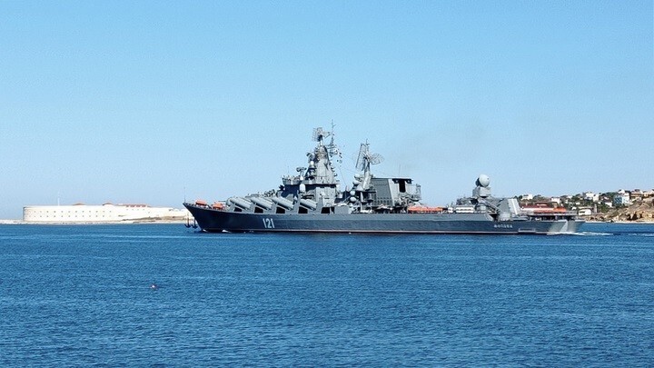 Пожар на крейсере "Москва". При чём тут американский военный самолёт?