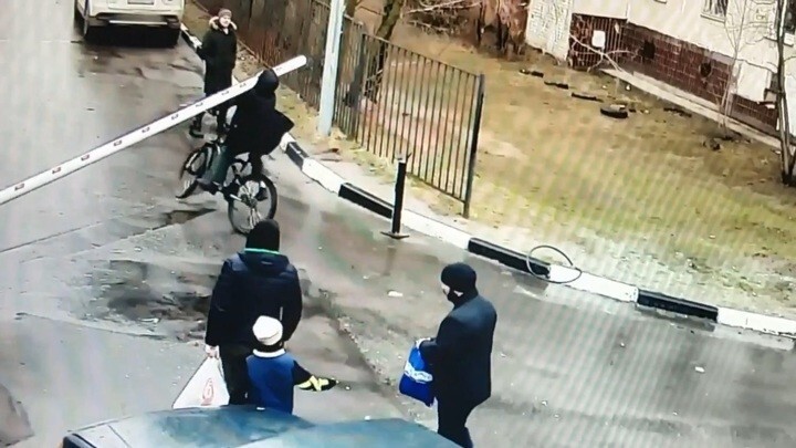 Мгновенная карма: воришка, удирая на украденном велосипеде в Раменском, врезался в шлагбаум