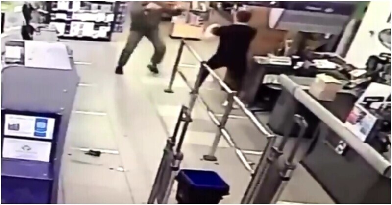 Решала нападение. Напал на охранника магазина. Охранник избил подростка в ТЦ. Нападение на сторожа в Ессентуках. Человек нападает на охранника.