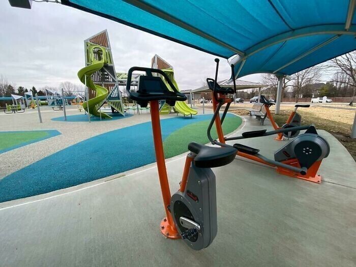 9. "В нашем парке установили оборудование для тренировок на открытом воздухе с видом на детскую площадку"