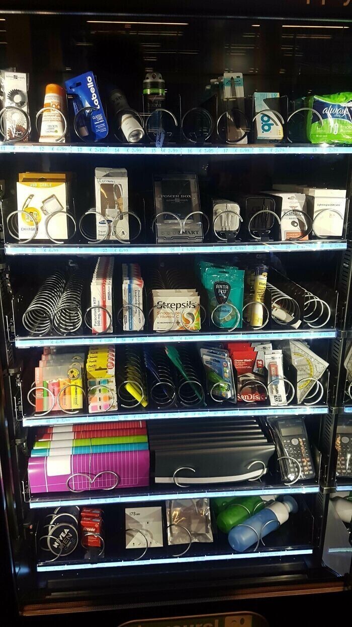 20. В университете есть торговый автомат со всем, что может понадобиться студенту, от гигиенических прокладок до зарядного устройства