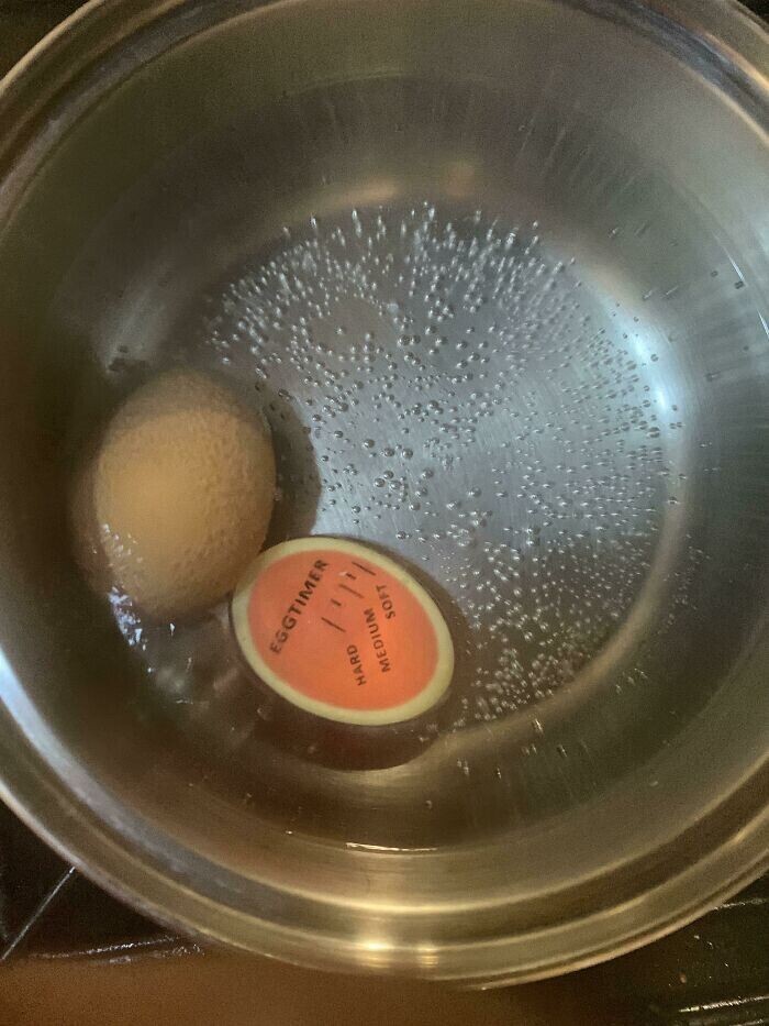 26. Таймер для варки яиц, который варится вместе с яйцом и показывает стадии приготовления