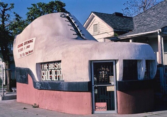 10. Обувная мастерская Big Shoe. Бейкерсфилд, штат Калифорния. Архитектор Честер Дешванден, 1947 г.