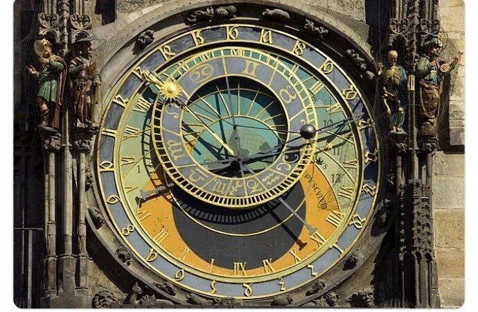Старейшие астрономические часы, созданные в 1410 году и показывающие положение Солнца,  Луны и созвездий, установлены в Праге и до сих пор работают