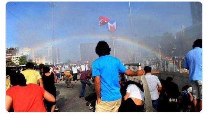 При разгоне участников "Парада гордости" в Стамбуле полиция применила водомет, который неожиданно образовал радугу над толпой