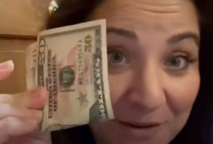 Женщина спрятала 50 долларов под карточкой, чтобы заставить детей убираться