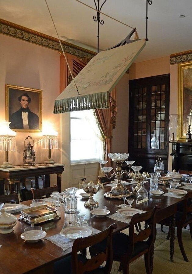 Кусок ткани, который висит над обеденным столом, в американском доме XVIII века