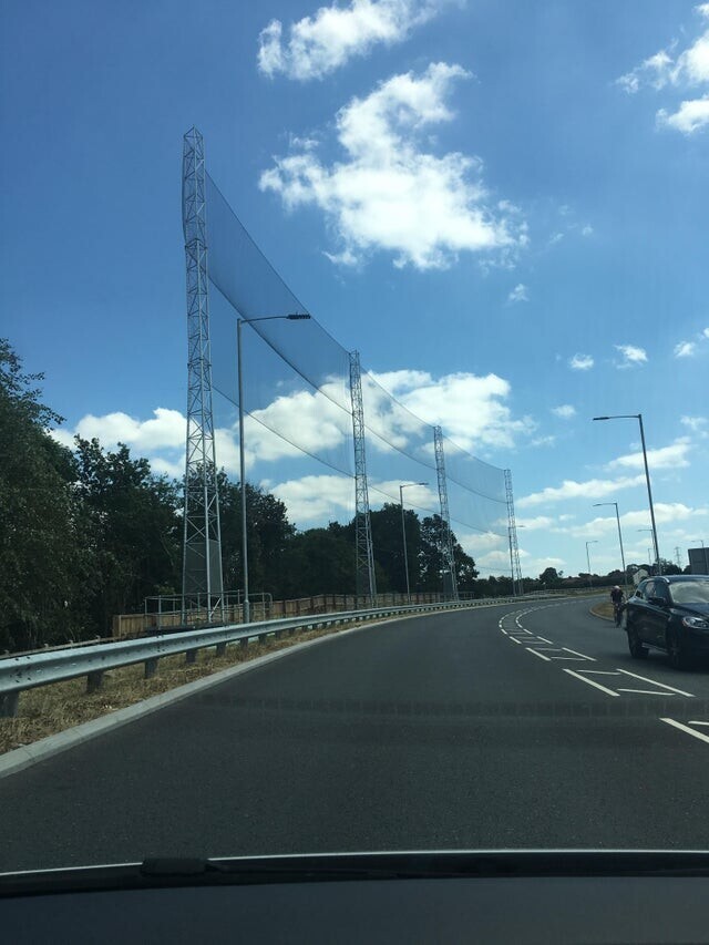 Я заметил большую сеть на обочине шоссе возле Манчестера, Великобритания. Кто-нибудь знает, для чего она нужна?