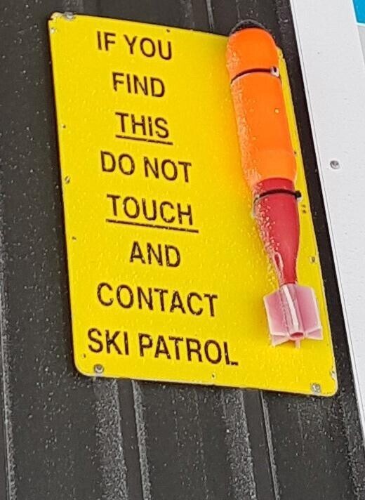 На лыжной станции, я увидел это предупреждение с надписью: Если найдёте это, не трогайте, сообщите дежурным или патрулю. Что это?