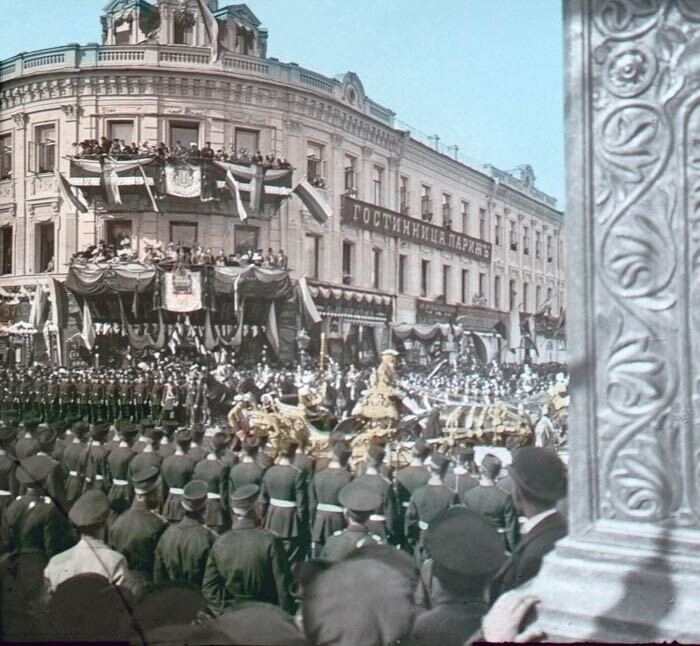 Процессия возле гостиницы «Париж» на коронации Николая II. Москва.