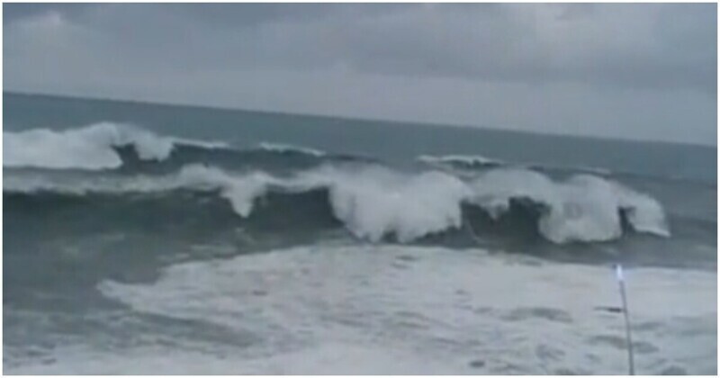 Сила стихии: огромные волны у побережья испанского города