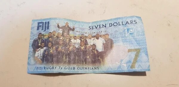 В государстве Фиджи в обращении есть семидолларовые банкноты
