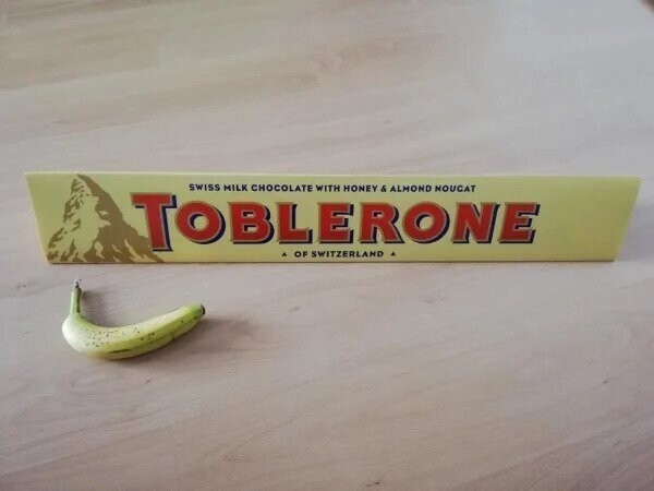 Шоколад Toblerone бывает в гигантских упаковках. Для сравнения на фото - банан стандартного размера