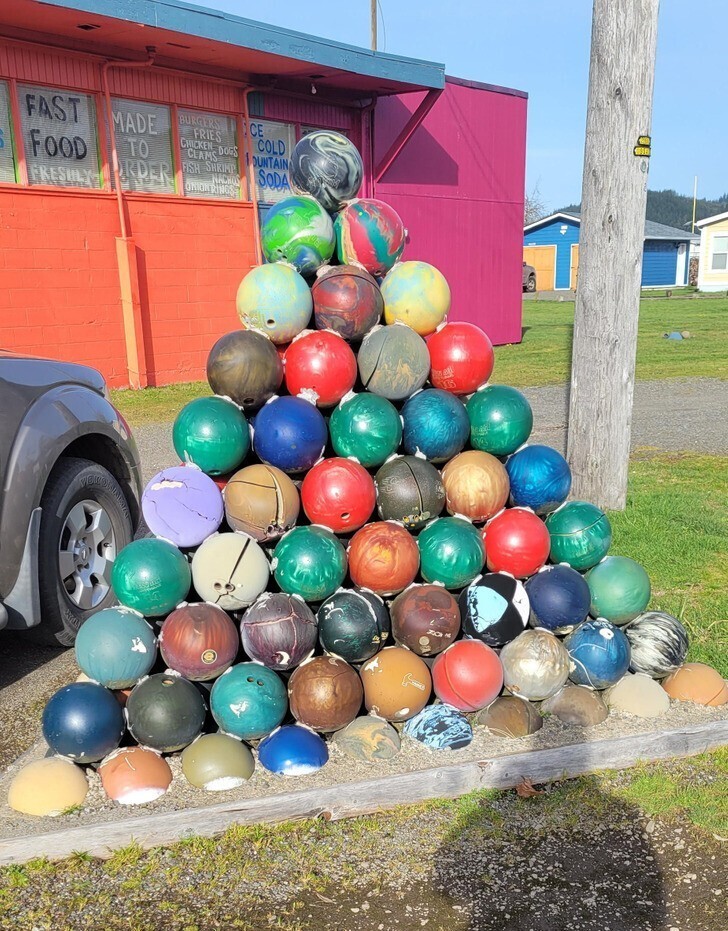 "Я сделал это! Я собрал пирамиду из шаров для боулинга!"