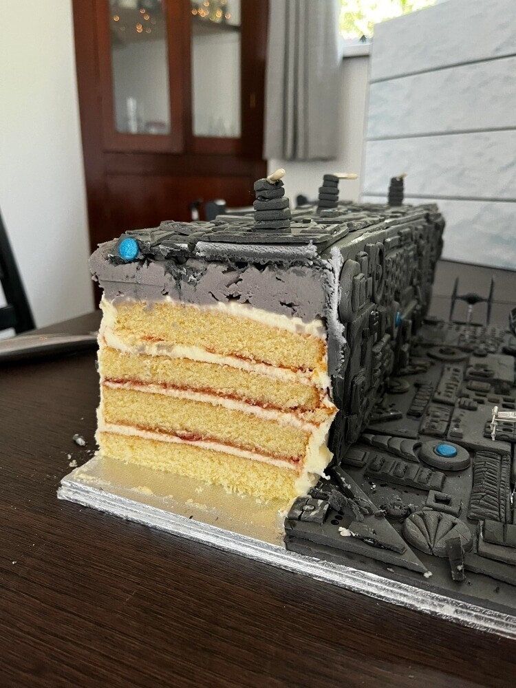 Фанатка "Звёздных войн" испекла удивительно реалистичный торт
