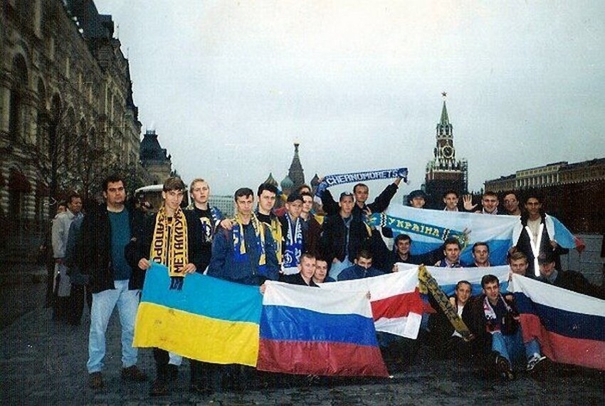 Фанаты сборной Украины, болельщики сборной России и белорусские туристы за несколько часов до футбольного матча. Москва, 9 октября 1999 года.
