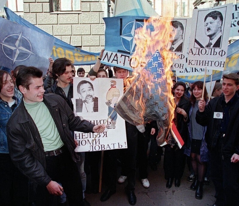 Молодые Люди cжигают флаг символизирующий США, у посольства Бельгии в центре Москвы, 2 Апреля 1999 год