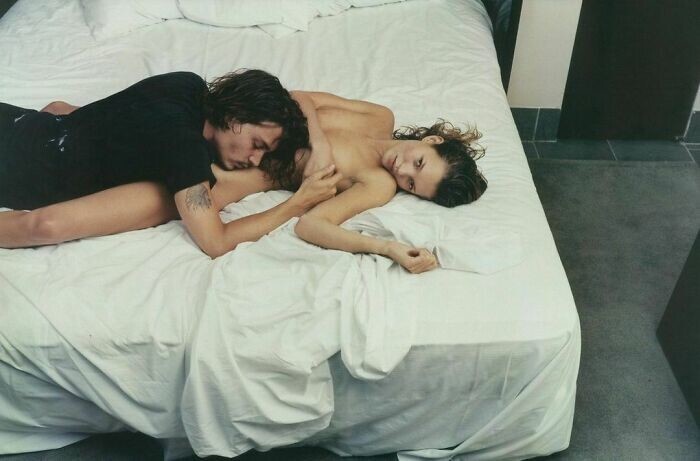 18. Джонни Депп и Кейт Мосс в фотосессии Энни Лейбовиц, 1994 год