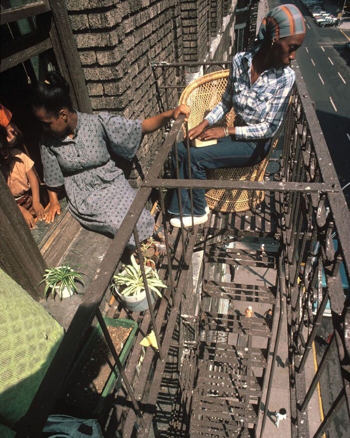 35. Женщины сидят на пожарной лестнице в Гарлеме, Нью-Йорк, 1978 год