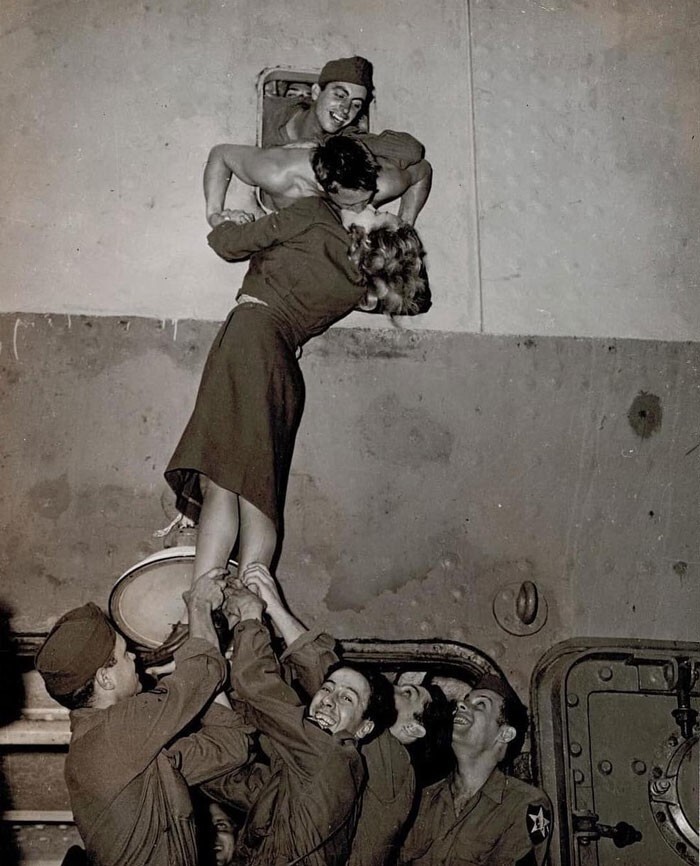 13. Марлен Дитрих целует солдата, который возвращается домой после Второй мировой войны, 1945 год