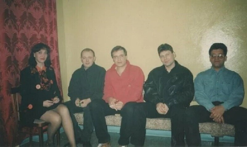 Лидер группы «Сектор Газа» Юрий Хой перед выступлением в Казани. Дворец культуры химиков, 1998 год