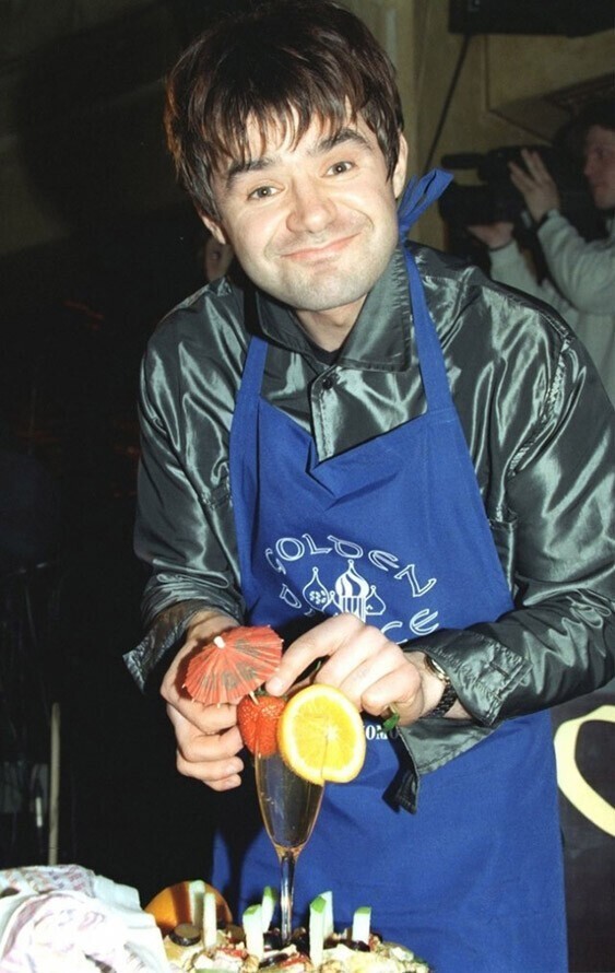 Евгений Осин делает себе коктейль на одной из вечеринок в GoldenPalace. Москва, 1990-е годы