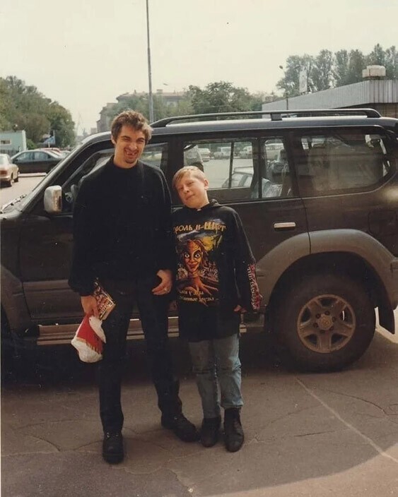 Основатель группы «Король и Шут» Михаил Горшенёв с маленьким фанатом, начало 2000-х