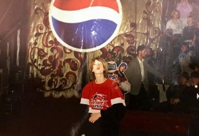 «Пепси! Пейджер! MTV! Подключайся... К самым-самым!» Децл выступает на концерте с рекламной акцией от Пепси. Россия, 2000 год