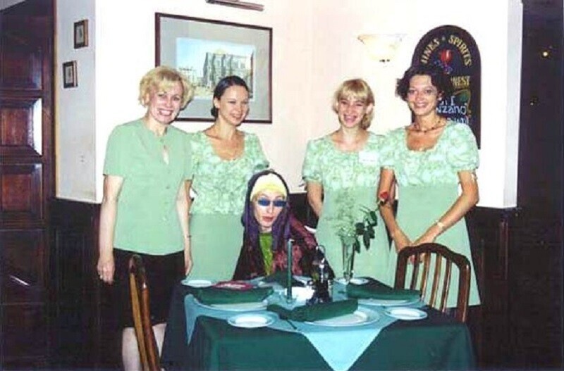 Шура с сотрудниками ресторана, 1990-е годы