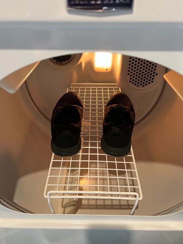 В сушилке можно и обувь высушить безопасно, если использовать небольшую температуру