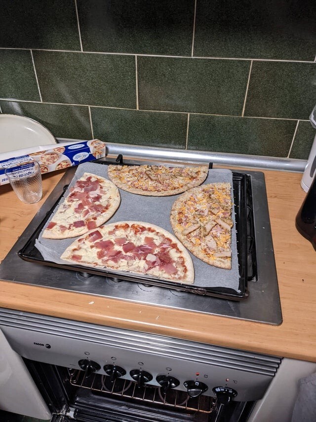 Как разместить сразу несколько пицц на противне