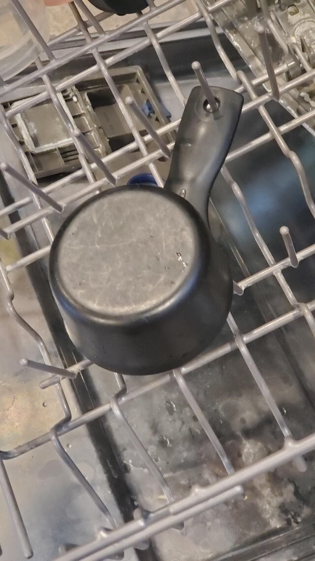 Отверстия в мерных стаканах упрощают процесс мойки в посудомоечной машине, так они не будут прыгать внутри
