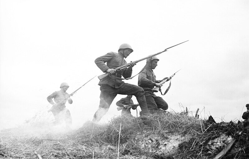 Выходя из окружения, красноармейцы уничтожили в рукопашном бою две немецкие батареи