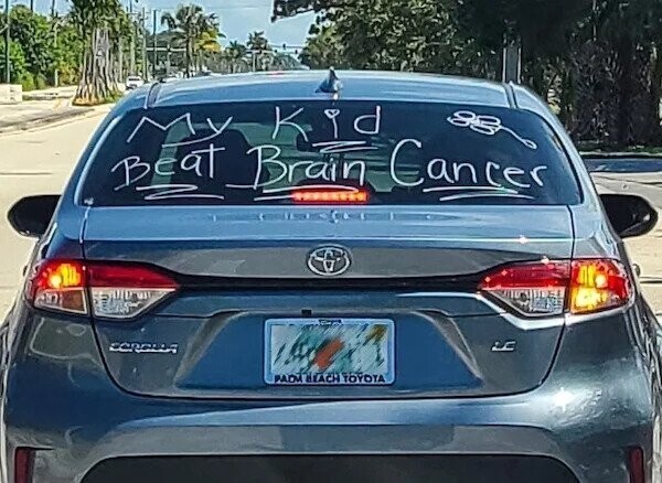 16. "У меня сегодня был не лучший день, но эта надпись меня вдохновила: "Мой ребёнок победил рак мозга"