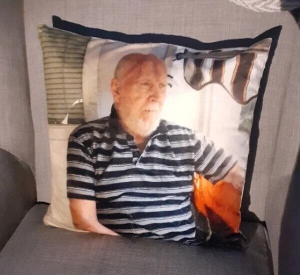 8. "Моя бабушка так скучала по дедушке, что сделала себе подушку с его фотографией. Он был домоседом"