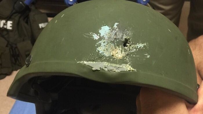 6. "Полицейский шлем, в который попала пуля.  Жизнь полицейского была спасена""