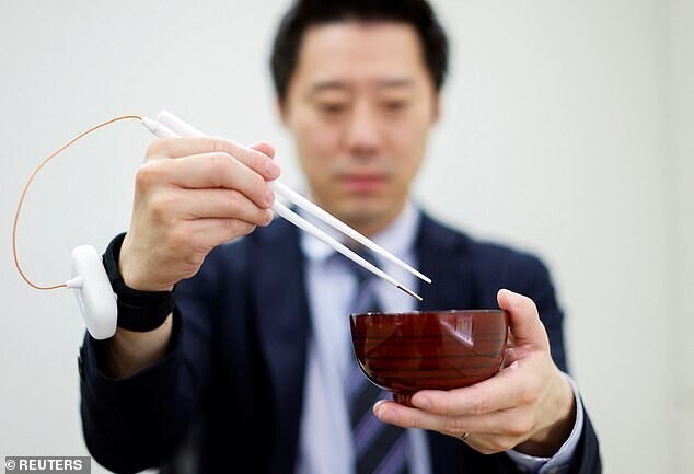 Японцы изобрели палочки, которые заменят соль в блюде