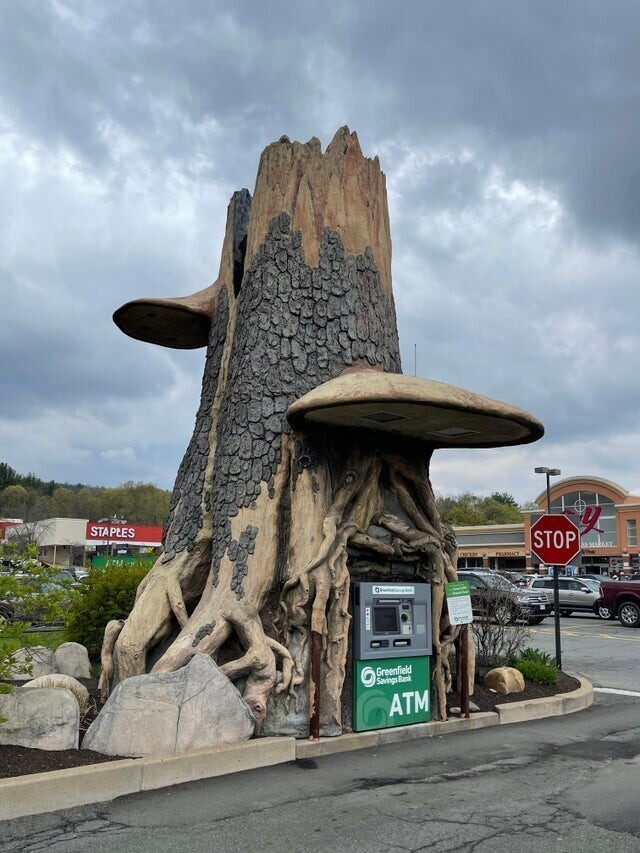 Это сказочное дерево построено с целью разместить банкомат