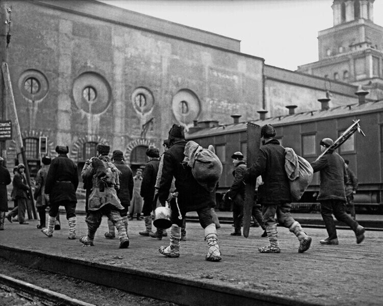 Лапти! Люди в берестяной обуви, сфотографированные с 1860 по... 1992 год