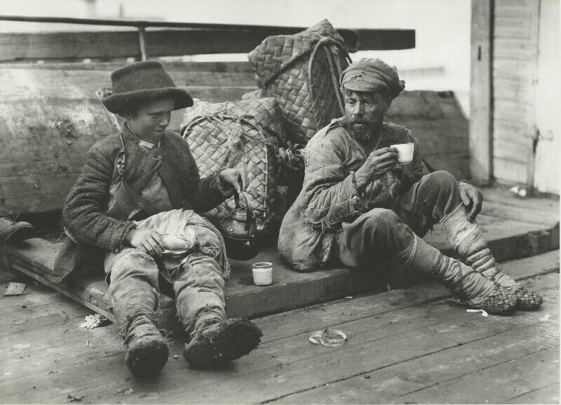 Лапти! Люди в берестяной обуви, сфотографированные с 1860 по... 1992 год