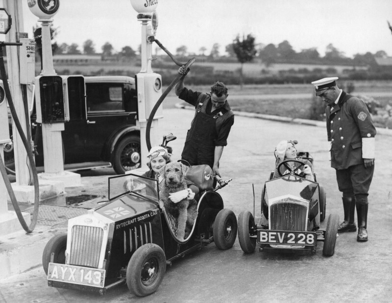Микроавтомобили, разработанные Дж. В. Шилламом, на заправочной станции недалеко от Барнета, 1934 год