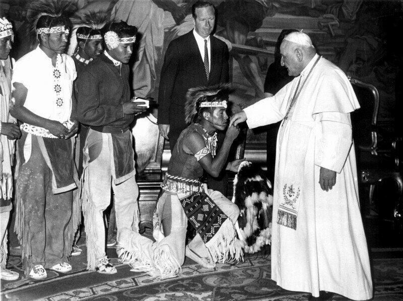 Индеец апачи преклоняет колени и целует руку Папы Иоанна XXIII во время аудиенции делегации индейцев, Ватикан, 1961 год.